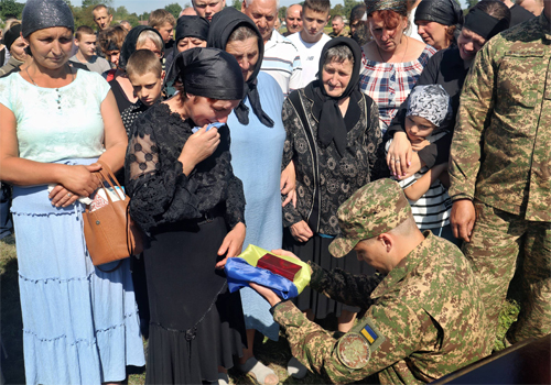 Рвався на передову, щоб бути корисним: на Шепетівщині попрощалися із молодим воїном