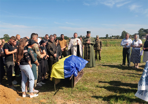 Рвався на передову, щоб бути корисним: на Шепетівщині попрощалися із молодим воїном