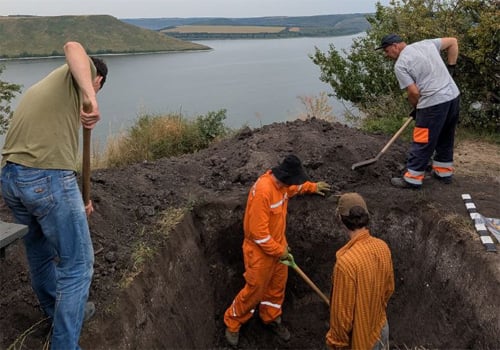 Поховання дитини, скіфський наконечник та трипільська кераміка: нові знахідки археологів на Хмельниччині