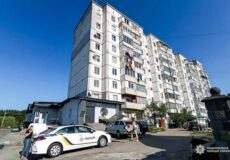 Маленька дівчинка випала з вікна, поки мама відводила старшого сина до школи