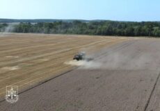 Земельна афера на Хмельниччині: екскерівнику Держгеокадастру повідомлено про підозру, спільницю оголосили в розшук