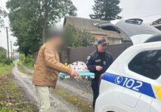 На Хмельниччині поліцейські допомогли татові, який сам виховує дитину