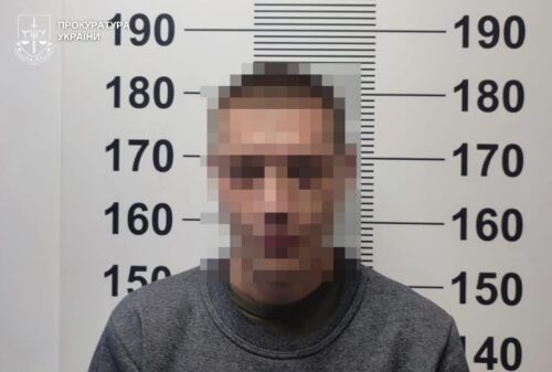 Діяли безжально: на залізничному вокзалі у Шепетівці троє чоловіків напали на одного