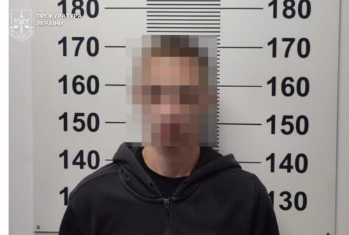 Діяли безжально: на залізничному вокзалі у Шепетівці троє чоловіків напали на одного