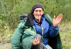 Їв все, що потрапляло під руку, грівся сірниками: пенсіонер кілька днів провів у лісі