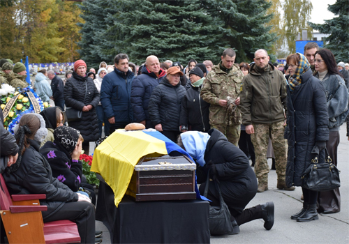 Вісім місяців надії та нестерпного очікування: Шепетівка попрощалася із захисником