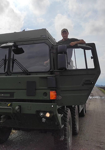 «Везу не просто ракети — везу життя». Історія Вадима, водія-кранівника