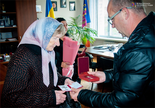 Двом матерям загиблих воїнів із Шепетівщини вручили Князівський хрест Героя