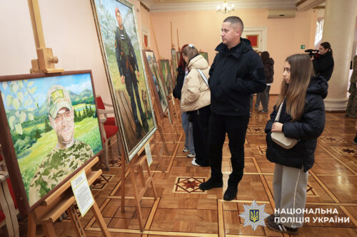У Хмельницькому відкрили виставку, присвячену пам'яті загиблих на війні поліцейських та прикордонників