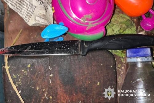 На Хмельниччині жінка «розібралася» зі співмешканцем матері
