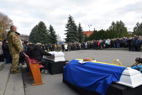 Відразу у трьох громадах Шепетівщини прощалися із оператором БпЛА Чапалюком Валентином