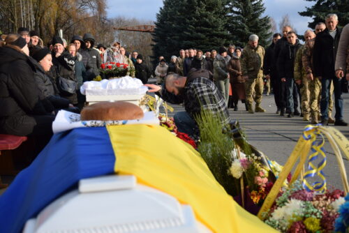 Відразу у трьох громадах Шепетівщини прощалися із оператором БпЛА Чапалюком Валентином