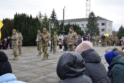 Рік болючого чекання: Шепетівка провела в останню земну дорогу полеглого воїна Володимира Кондратюка