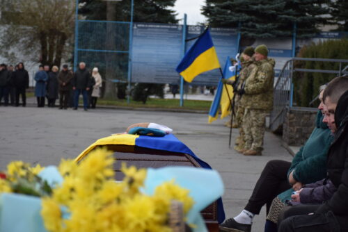 Рік болючого чекання: Шепетівка провела в останню земну дорогу полеглого воїна Володимира Кондратюка