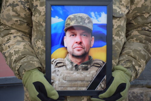 Рік болючого чекання: Шепетівка провела в останню земну дорогу полеглого воїна Володимира Кондратюка
