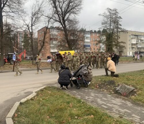Обірвалося життя, сповнене любові до України: громада на Шепетівщині попрощалася із Захисником України Вадимом Дєдовим