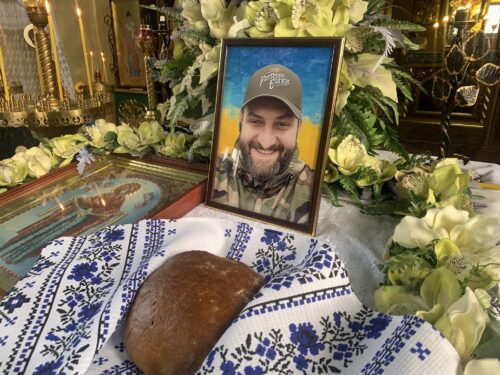 Обірвалося життя, сповнене любові до України: громада на Шепетівщині попрощалася із Захисником України Вадимом Дєдовим