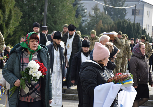 Поки триває війна, не міг дозволити собі щастя: Шепетівка попрощалася із захисником