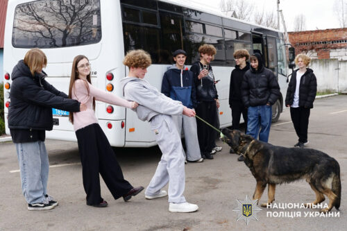У Хмельницькому старшокласники спробували себе в ролі кінологів