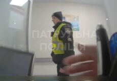На Хмельниччині супроводили до лікарні автомобіль із дитиною, яка проковтнула батарейку