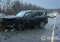 На Хмельниччині поліцейські з’ясовують обставини ДТП, у якій травмувалися двоє водіїв
