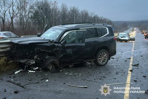 На Хмельниччині поліцейські з’ясовують обставини ДТП, у якій травмувалися двоє водіїв