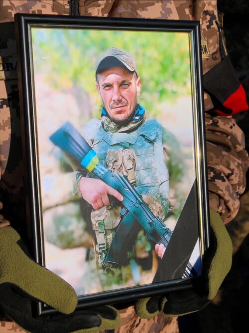 Йому назавжди 37: у Нетішині прощалися із Захисником з позивним «Бадас»