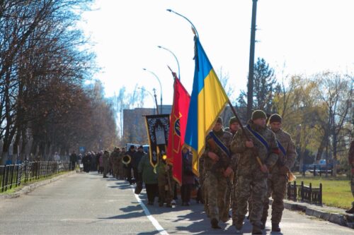 Йому назавжди 37: у Нетішині прощалися із Захисником з позивним «Бадас»