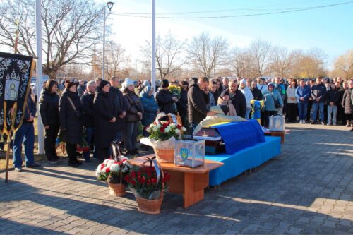Йому назавжди 37: у Нетішині прощалися із Захисником з позивним «Бадас»