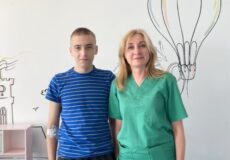 «Моя шкіра вмить стала кольором як лимон»: у 16-річного хлопця раптово проявилася рідкісна генетична хвороба