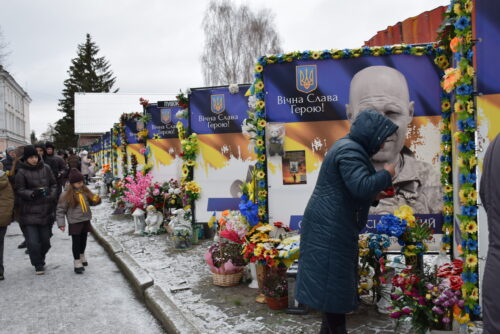 Світло, що долає темряву: на Алеї Пам’яті у Шепетівці засяяв Вифлеємський вогонь