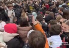 Блогер роздавав бургери: двоє неповнолітніх у лікарні