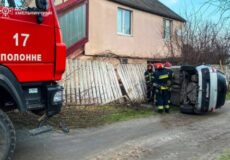 У Полонному автомобіль з людьми перекинувся на бік