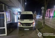 Маневр заднім ходом закінчився лікарнею: у Хмельницькому постраждала пенсіонерка