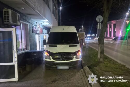 Маневр заднім ходом закінчився лікарнею: у Хмельницькому постраждала пенсіонерка