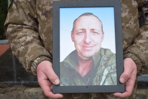 У Шепетівці провели в останню земну дорогу стрільця-снайпера