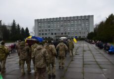 У Шепетівці провели в останню земну дорогу стрільця-снайпера