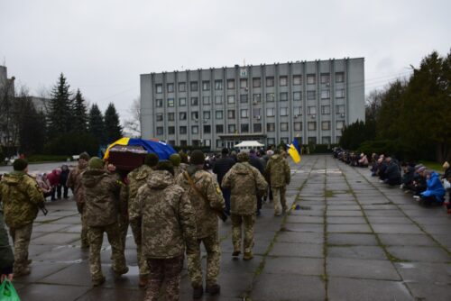 У Шепетівці провели в останню земну дорогу стрільця-снайпера
