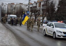 Свідомий вибір ціною життя: у Шепетівці прощалися із Захисником — батьком трьох дітей
