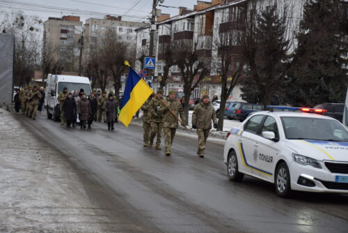 Свідомий вибір ціною життя: у Шепетівці прощалися із Захисником — батьком трьох дітей