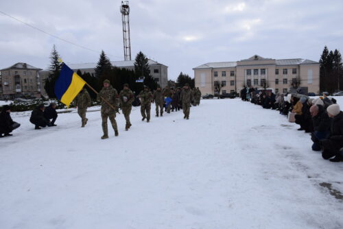 Свідомий вибір ціною життя: у Шепетівці прощалися із Захисником — батьком трьох дітей