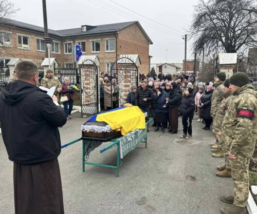 У Судилкові в останню земну дорогу провели Захисника Мугиля Юрія