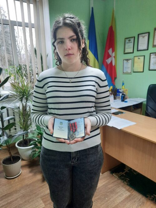 Нагорода, що болить: донька отримала «Золотий хрест» свого полеглого батька-Героя