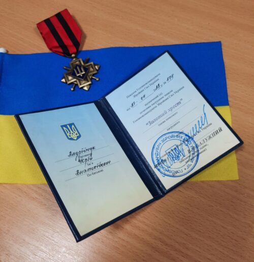 Нагорода, що болить: донька отримала «Золотий хрест» свого полеглого батька-Героя