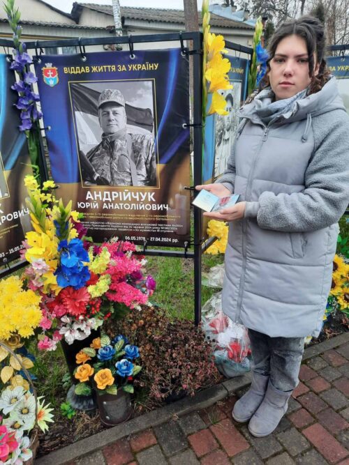 Нагорода, що болить: донька отримала «Золотий хрест» свого полеглого батька-Героя