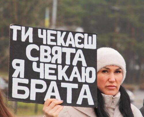 Порожнє місце за святковим столом: у Нетішині чекають тих, чия доля невідома