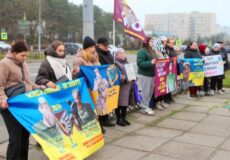 Порожнє місце за святковим столом: у Нетішині чекають тих, чия доля невідома
