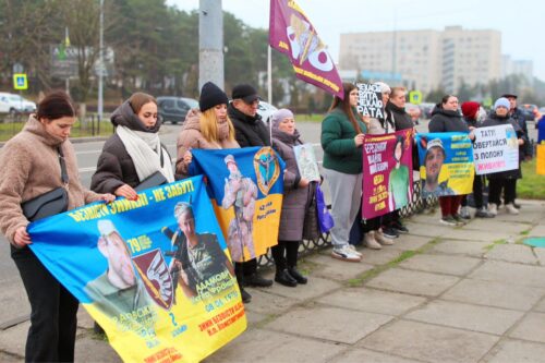 Порожнє місце за святковим столом: у Нетішині чекають тих, чия доля невідома