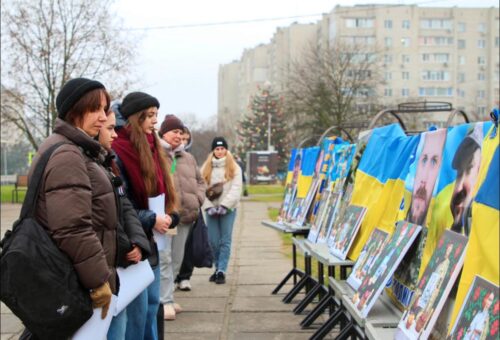 Порожнє місце за святковим столом: у Нетішині чекають тих, чия доля невідома