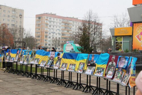Порожнє місце за святковим столом: у Нетішині чекають тих, чия доля невідома